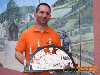 der Schwibbogen in den Händen vom Markus